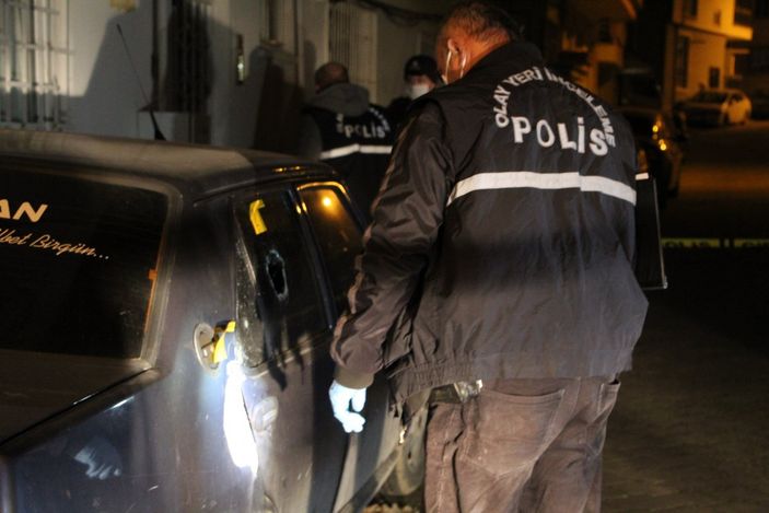 Denizli'de gece vakti otomobil kurşunlandı
