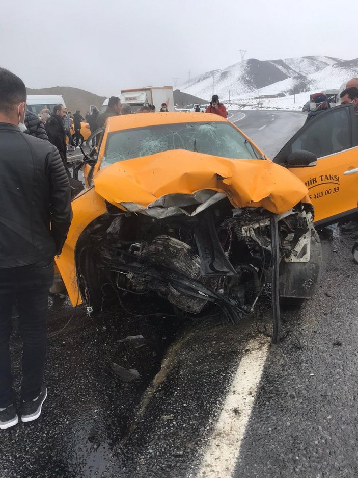 Van'da iki araç çarpıştı: 3 ölü, 7 yaralı