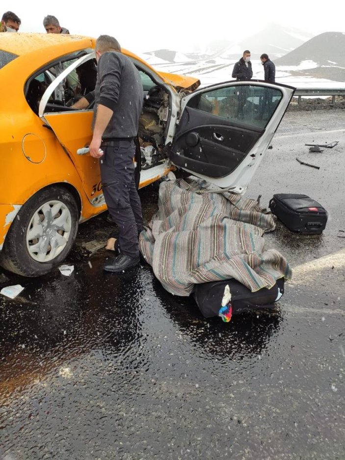 Van'da iki araç çarpıştı: 3 ölü, 7 yaralı