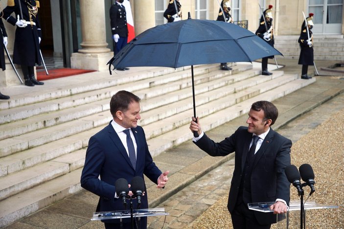 Macron, Slovakya Başbakanı Matoviç'e şemsiye tuttu