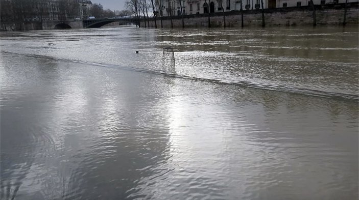 Sen Nehri'nde sular yükseldi, Paris'te yollar trafiğe kapatıldı