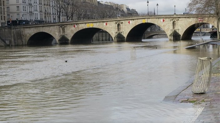 Sen Nehri'nde sular yükseldi, Paris'te yollar trafiğe kapatıldı