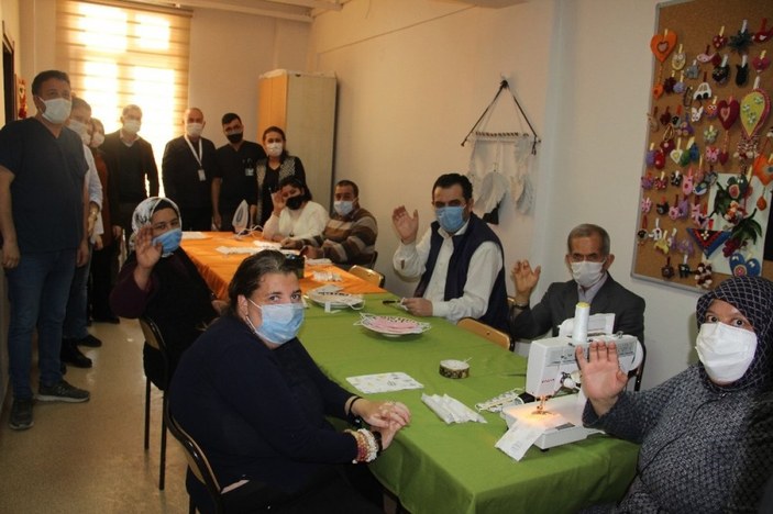 Afyonkarahisar'da terapi gören hastalar, maske dikerek iyileşiyor