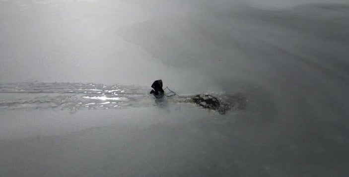 Bursalı dağcı, buz kırılınca suya düştü