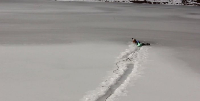 Bursalı dağcı, buz kırılınca suya düştü