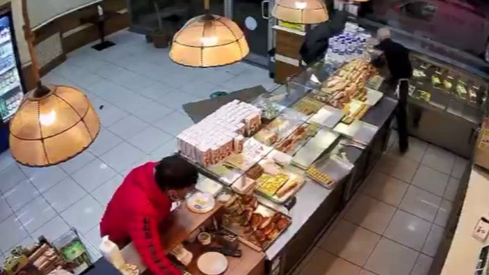 Esenyurt'ta pastanedeki kasadan para çalan hırsızlar kamerada