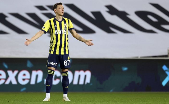 Mesut Özil, Fenerbahçe'de ilk derbi maçta üzüldü