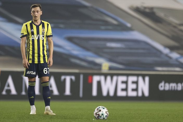 Mesut Özil, Fenerbahçe'de ilk derbi maçta üzüldü
