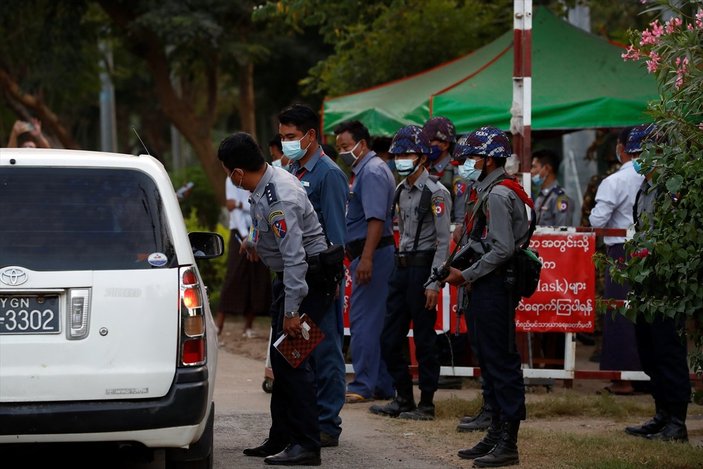 Myanmar halkı askeri darbeyi protesto için sokaklara çıktı