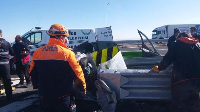 d Niğde’de refüje çarpan otomobildeki 2 kişi hayatını kaybetti