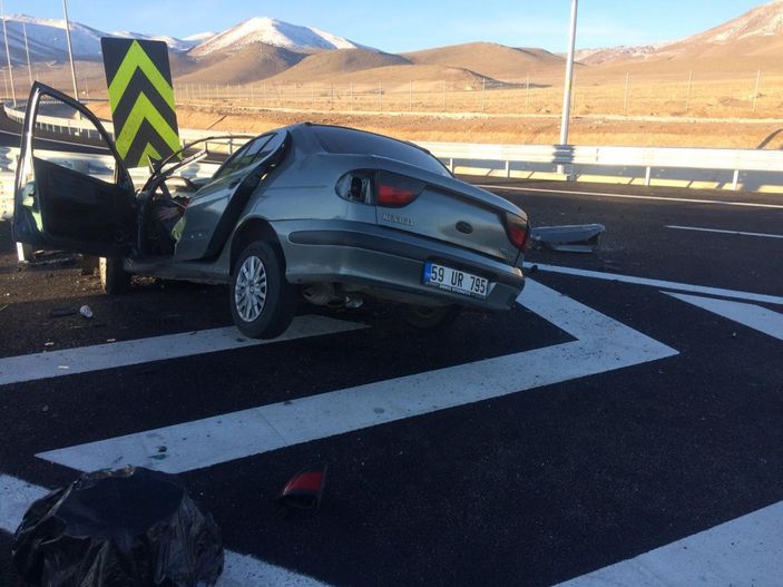 d Niğde’de refüje çarpan otomobildeki 2 kişi hayatını kaybetti
