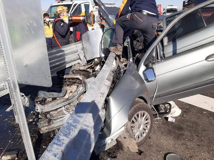 d Niğde’de refüje çarpan otomobildeki 2 kişi hayatını kaybetti