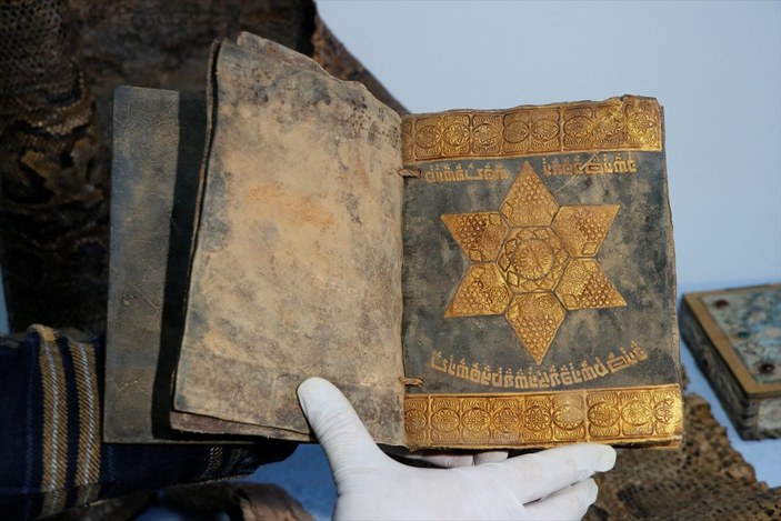 Şanlıurfa’da Ortaçağ’a ait işlemeli piton derisi ve dini kitaplar ele geçirildi