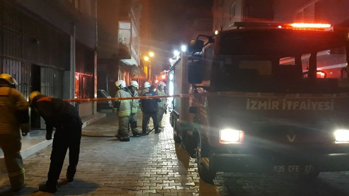 İzmir'de marangoz atölyesinde yangın çıktı