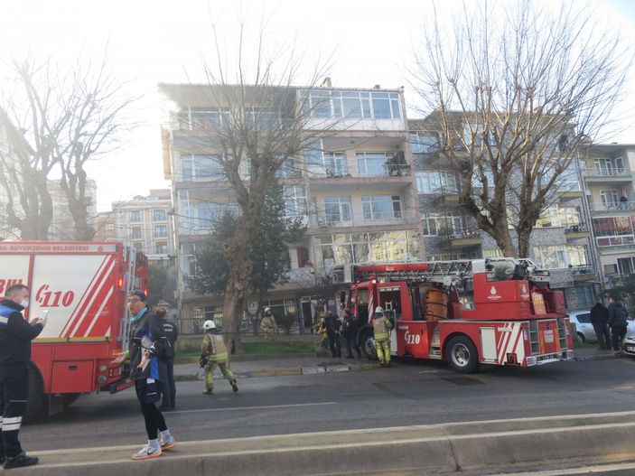 d Üsküdar'da 5 katlı binada yangın çıktı