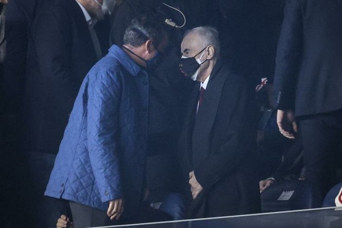 Derbide protokol tribününde gerginlik