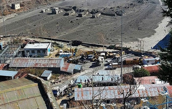 İ Hindistan’daki sel felaketinde 7 kişinin cansız bedenine ulaşıldı