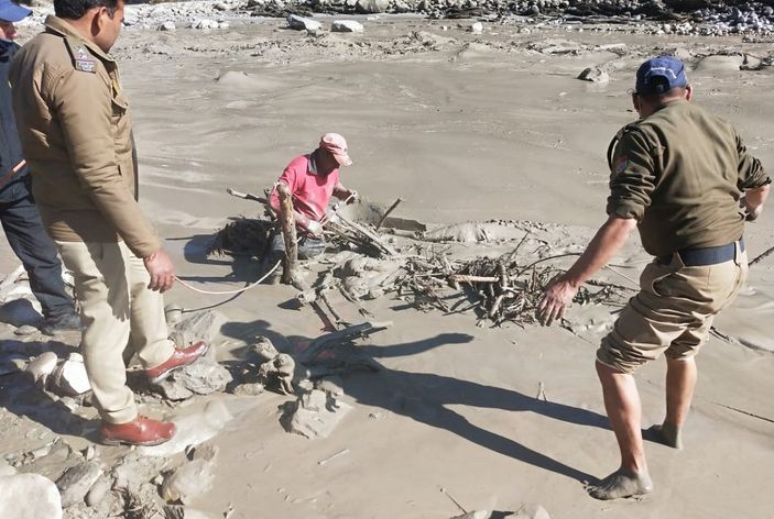 İ Hindistan’daki sel felaketinde 7 kişinin cansız bedenine ulaşıldı