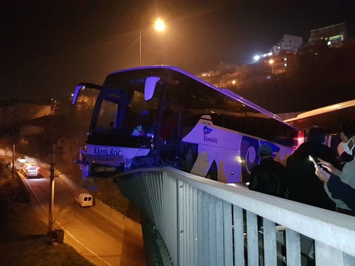 Kocaeli'de refüje çarpan otobüsün viyadükte asılı kalması faciayı önledi
