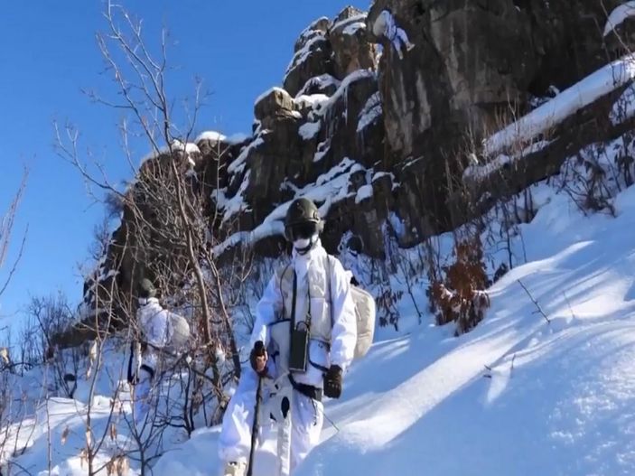 İ MSB, komandoların zorlu kış şartlarındaki terörle mücadelesini paylaştı
