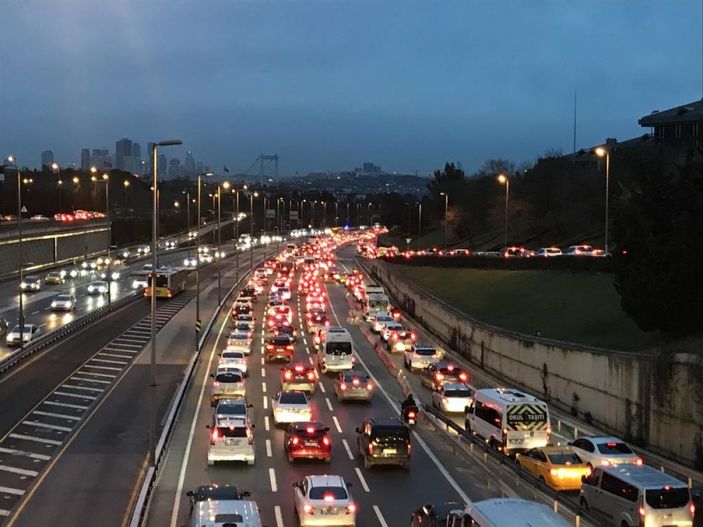 i İstanbul'da kısıtlama sonrası trafik