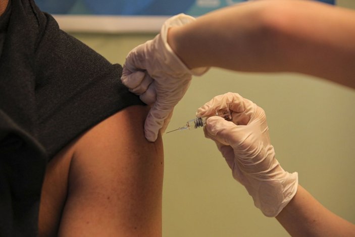 Bilim Kurulu üyesinden aşı uyarısı: Rehavete kapılmayın