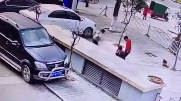 Çin'de rögara torpil atan çocuk havaya uçtu