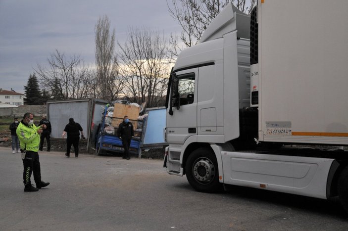 Eskişehir'de tır ve kamyonet çarpıştı: 3 yaralı