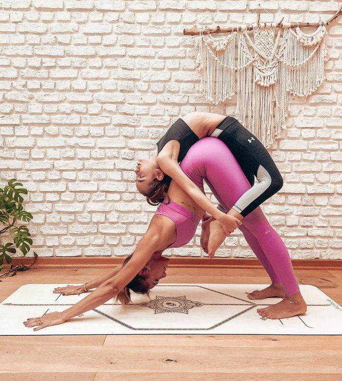 Zeynep Tokuş kızıyla yoga yaptı