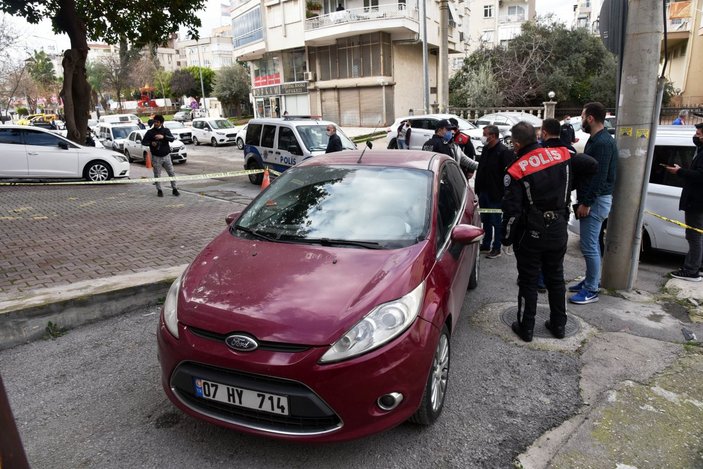 Antalya'da bir şahıs kendini otomobile kilitledikten sonra tetiğe bastı
