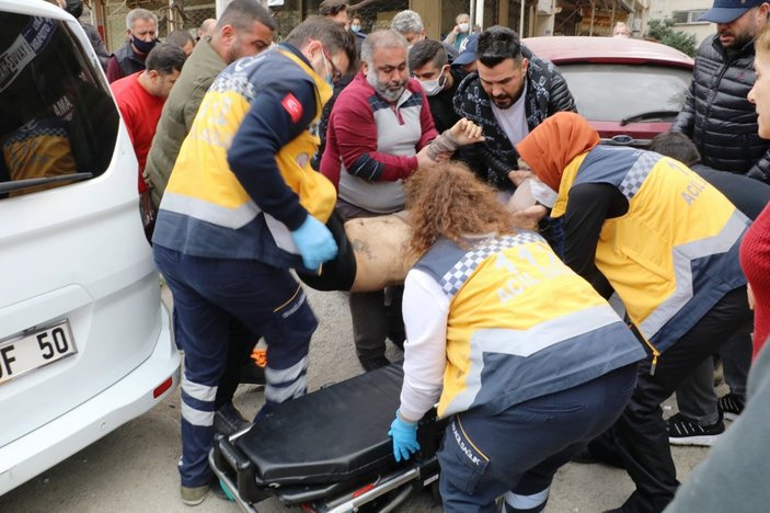 Antalya'da bir şahıs kendini otomobile kilitledikten sonra tetiğe bastı