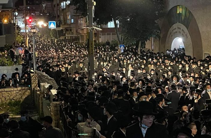 İsrail'de cenaze töreninde koronavirüs tedbirlerine uyulmadı