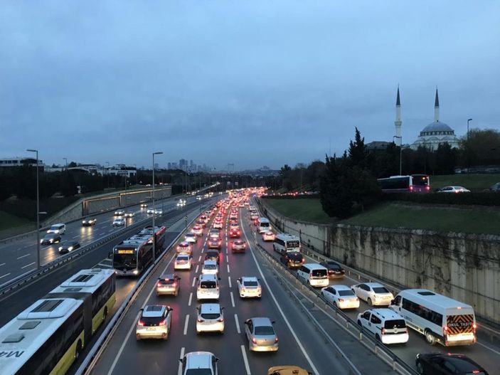 i İstanbul'da kısıtlama sonrası trafik