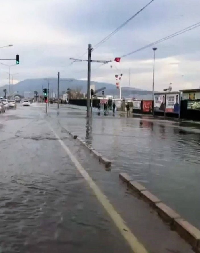 İzmir’de fırtına denizi taşırdı