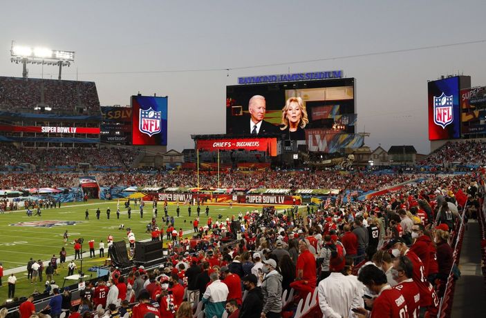 r Super Bowl'da korona önlemleri unutuldu