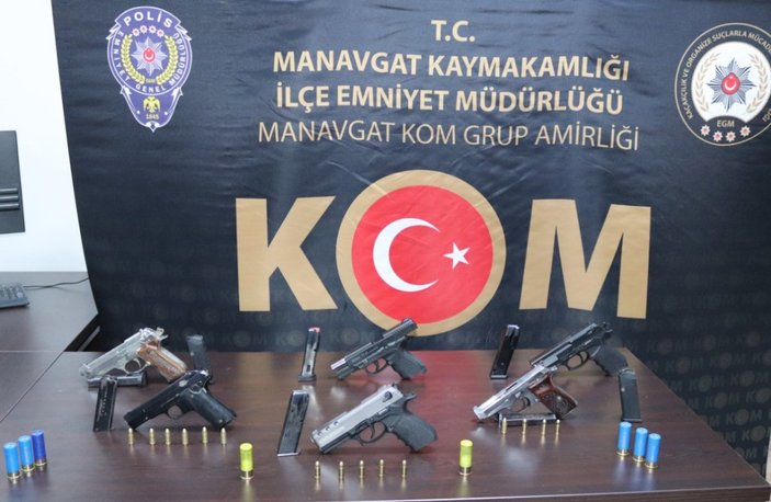 Antalya'da sevgilisinin evine sakladığı silahlar polis baskınıyla bulundu