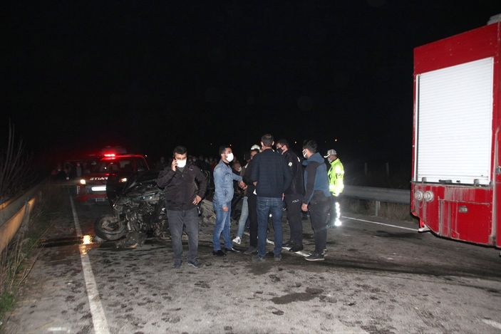 a Antalya'da 2 otomobil çarpıştı: 6 ölü