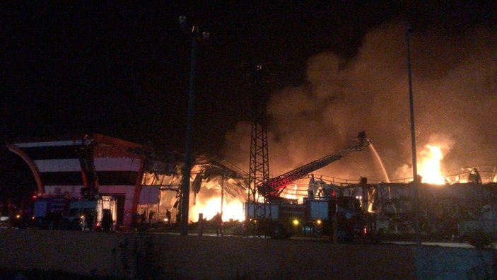 Mersin'de 200 kişinin çalıştığı fabrikada yangın