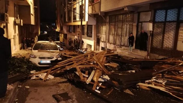 i AFAD: İstanbul’da dün akşam 193 çatı uçtu, 3 kişi yaralandı