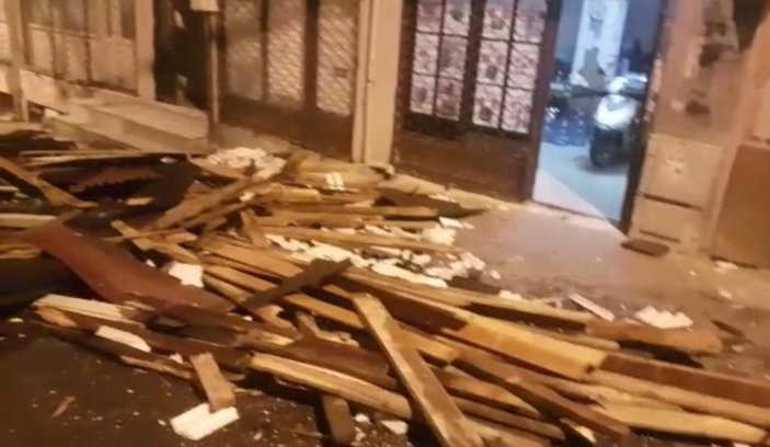 İstanbul’da fırtına: Esenler'de çatının düşme anı kamerada