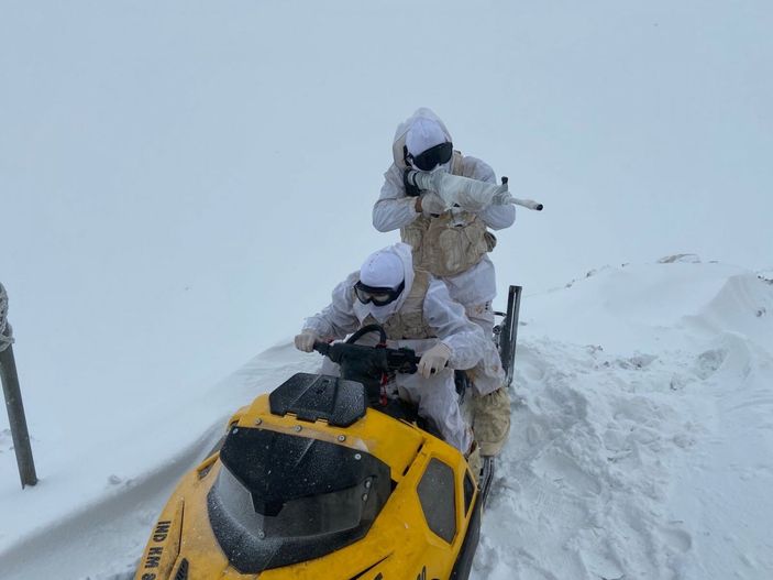 Mehmetçik, Çukurca'nın karlı zirvelerinde