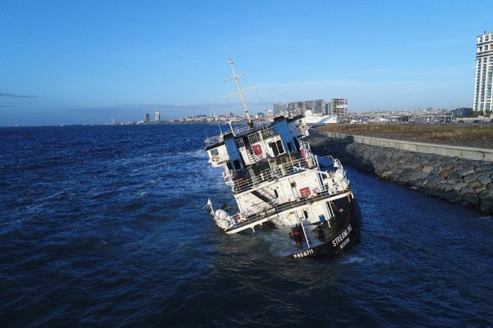 Zeytinburnu’nda karaya oturan 108 metrelik gemi yan yattı