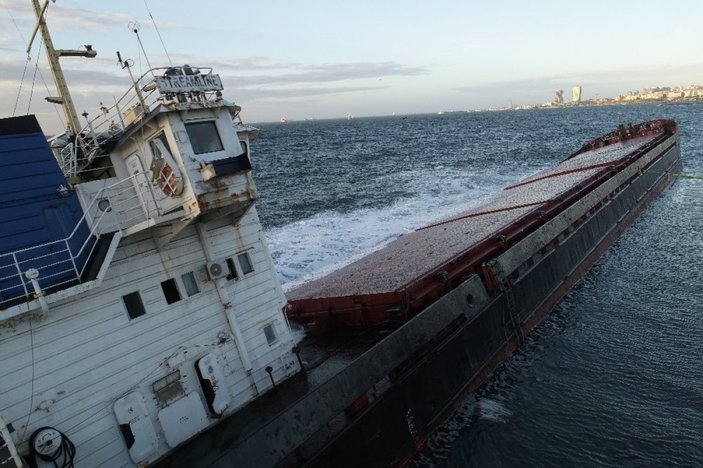 Zeytinburnu’nda karaya oturan 108 metrelik gemi yan yattı