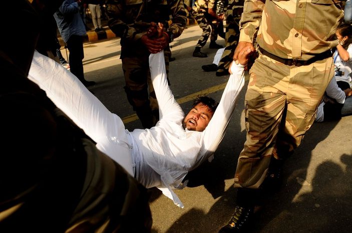 a Hindistan'da çiftçilerden gösteri