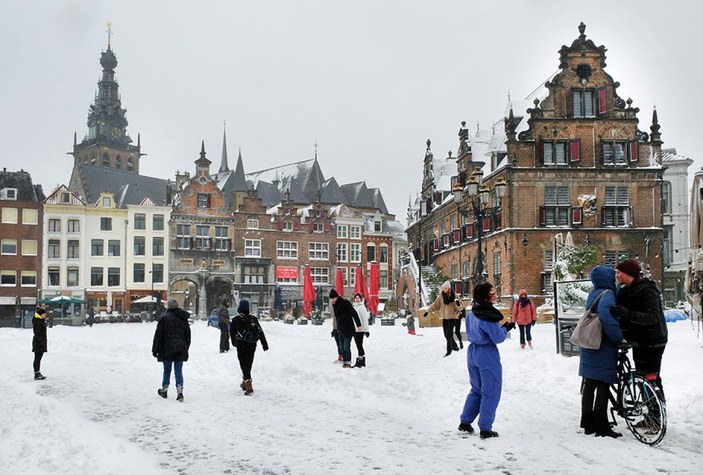 Hollanda, 10 yılın ilk büyük kar fırtınasını yaşadı