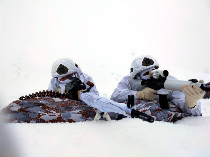 Mehmetçik, 1.5 metre karda teröristlerin izini sürüyor