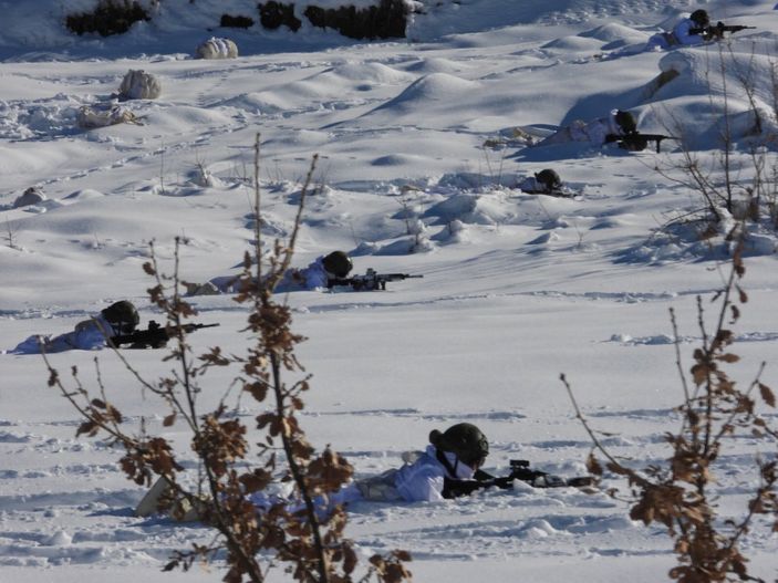 Mehmetçik, Çukurca'nın karlı zirvelerinde