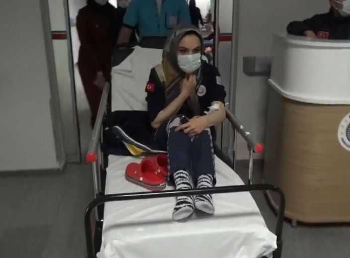 Aksaray'da şerit ihlali yapan otomobil ambulansa çarptı