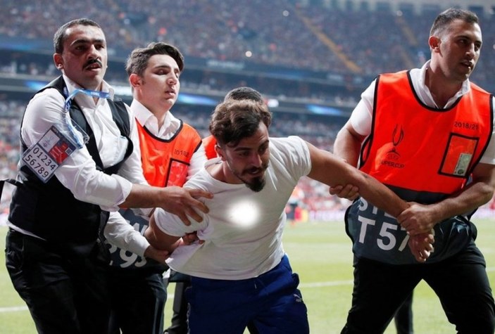 UEFA maçında sahaya giren YouTuber’a 1 yıl 8 ay hapis cezası