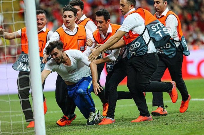 UEFA maçında sahaya giren YouTuber’a 1 yıl 8 ay hapis cezası